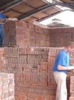 نان ۲۰۰ کارگر کارخانه آجرسازی چگونه آجر می‌شود؟/ کارگران دهدشتی چشم انتظار یاری دولت مردمی