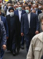 حضور رئیسی در جمع راهپیمایان ۲۲ بهمن تهران