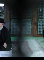 حضور رهبر انقلاب در حرم مطهر امام راحل و گلزار شهدای بهشت زهرا(س) به‌مناسبت دهه فجر