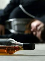 کسانی که الکل غیراستاندارد استفاده می‌کنند ۸۰ درصد دچار مشکل می‌شوند / وقتی الکل متانول یا صنعتی می‌خورند، در کبد تبدیل به فورمالدهید می‌شود که یک سم قوی است / اتفاقی که روی پوست با نیش عقرب می‌افتد، عملا داخل خون رخ می‌دهد؛ این خون وارد کبد، مغز، ریه و چشم می‌شود / بهترین پادزهر متانول، اتانول است / ماه پیش ۸ نفر را آوردند که ۳ نفر فوت شدند و ۵ نفر هم در آی. سی. یو هستند