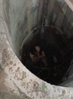 مرد ۴۰ساله پس از چهار ساعت ازچاه ورزشگاه آزادی دهدشت بیرون کشیده شد